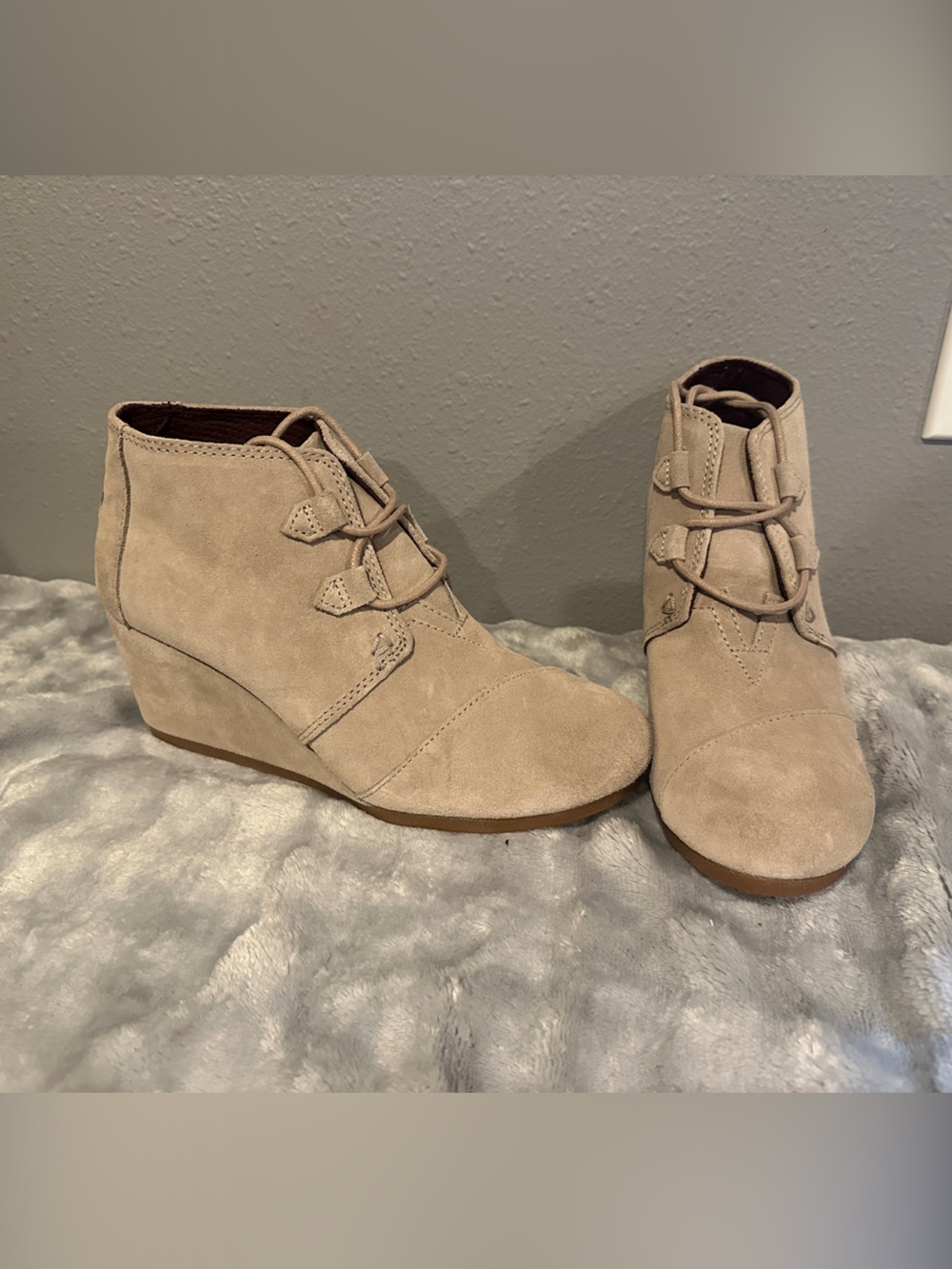 Toms Kala Beige Suede Lace-Up Hidden Wedge Ankle Booties EUC